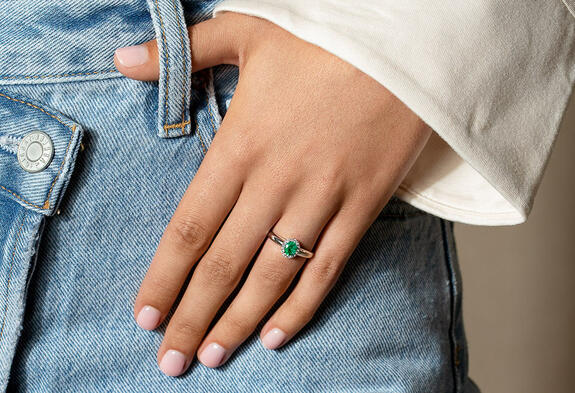 Anelli di fidanzamento con smeraldo e diamanti