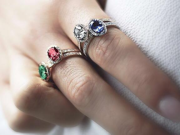 Popolari anelli di fidanzamento con una pietra preziosa – incredibilmente bella