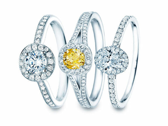 Anelli halo con diamanti e con un pavé scintillante