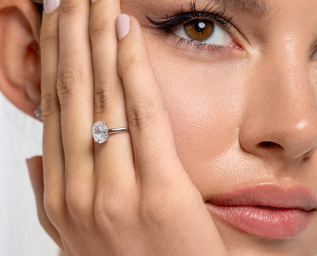 Anelli di fidanzamento con diamante e pietra colorata