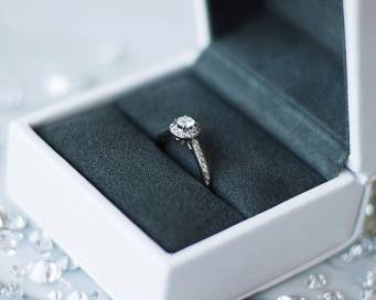 Anelli con diamanti, fatti a mano: li compri subito online con un imballaggio di buonissima qualità