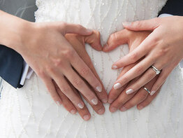 Posso portare l'anello di fidanzamento al matrimonio?