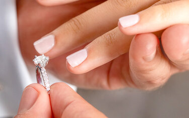 Anello di fidanzamento: quale mano è quella giusta? Sulla sinistra