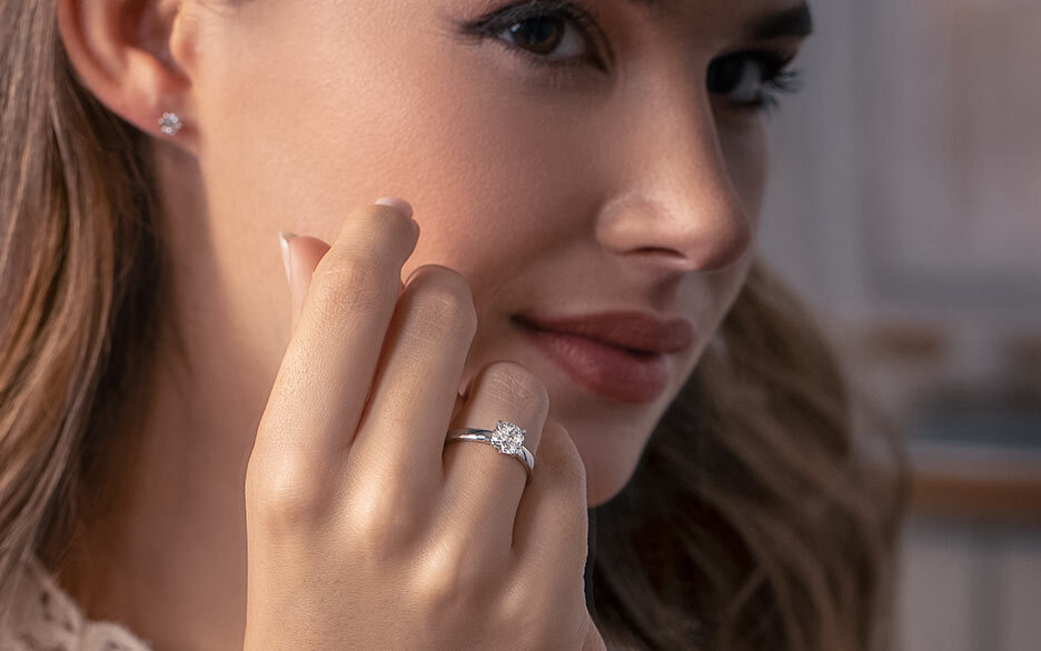 Il classico anello di fidanzamento con un unico diamante Il classico anello di fidanzamento con un unico diamante