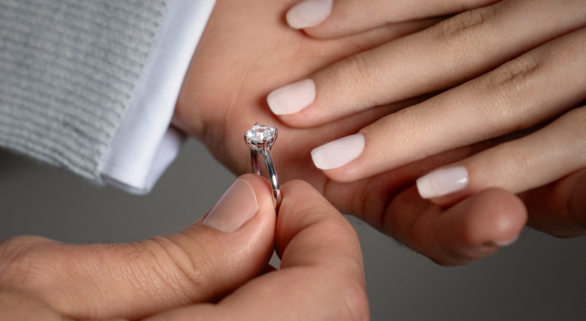 Anello di fidanzamento Compass con diamante, realizzato a mano nella nostra manifattura in occasione del fidanzamento a maggio 2024 Anello di fidanzamento Compass con diamante, realizzato a mano nella nostra manifattura in occasione del fidanzamento a maggio 2024