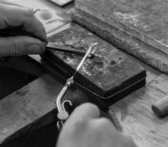 Diamante, montatura del diamante, montatore, gioiello, produzione di gioielli, gioielli con diamanti, manifattura, anelli di fidanzamento