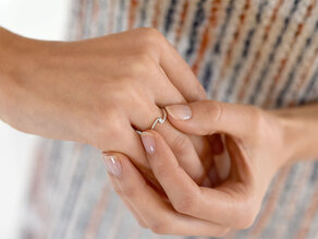 Anello di Fidanzamento Twist Petite in 14K oro giallo con diamante 0,09ct G/SI