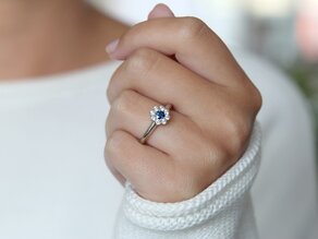 Anello di Fidanzamento Lovely in 14K oro bianco con zaffiro 0,33ct e diamanti 0,40ct
