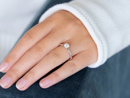 Anello di Fidanzamento Heaven 6 in 9K oro bianco con diamante da laboratorio 0,50ct E/VS