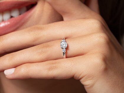 Anello di Fidanzamento Vivid Petite Diamond in 18K oro giallo con diamanti 0,50ct G/SI