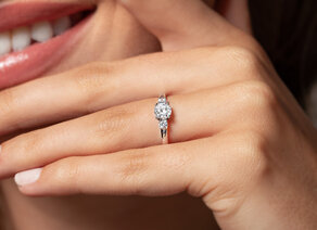 Anello di Fidanzamento Vivid Petite Diamond in 18K oro giallo con diamanti 0,50ct G/SI