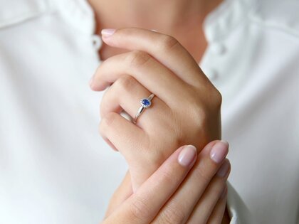 Anello di Fidanzamento Jolie in 9K oro bianco con zaffiro 0,25ct e diamanti 0,06ct