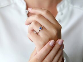 Anello di Fidanzamento Jolie in 9K oro bianco con zaffiro 0,25ct e diamanti 0,06ct