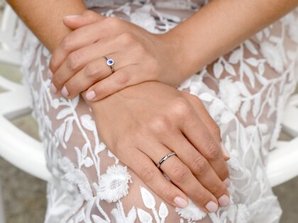 Anello di Fidanzamento Jolie in 9K oro bianco con zaffiro 0,25ct e diamanti 0,06ct
