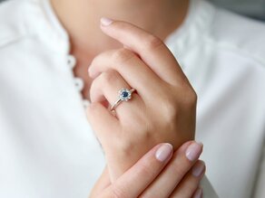 Anello di Fidanzamento Lovely in platino 950/- con zaffiro 0,10ct e diamanti 0,15ct