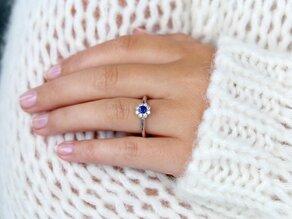 Anello di Fidanzamento Lovely in platino 950/- con zaffiro 0,10ct e diamanti 0,15ct