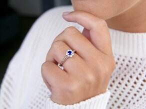 Anello di Fidanzamento Lovely in 14K oro bianco con zaffiro 0,33ct e diamanti 0,40ct
