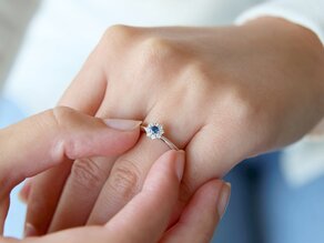 Anello di Fidanzamento Lovely in 14K oro bianco con zaffiro 0,25ct e diamanti 0,25ct