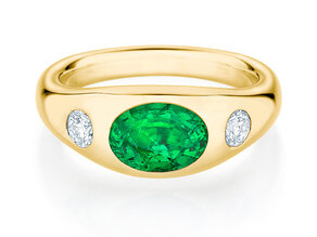 Anello di Fidanzamento Three-Stone Signet in 14K oro giallo con smeraldo 1,35ct e diamanti naturali 0,30ct