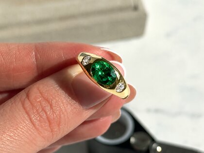 Anello di Fidanzamento Three-Stone Signet in 9K oro bianco con smeraldo 1,35ct e diamanti naturali 0,30ct