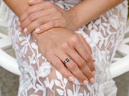 Anello di Fidanzamento Vivid in 14K oro bianco con zaffiro 1,00ct e diamanti 0,12ct