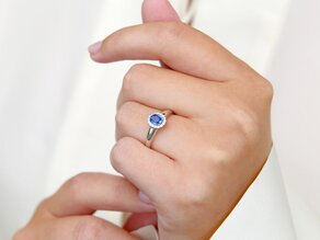 Anello di Fidanzamento Windsor in 14K oro bianco con zaffiro 0,60ct e diamanti 0,12ct