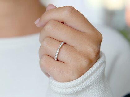 Anello di Fidanzamento V-Eternity in 14K oro bianco con diamanti 0,30ct G/SI