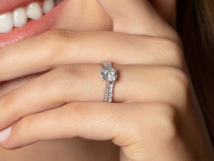 Anello di Fidanzamento Cushion Pavé in 14K oro bianco con diamanti 1,22ct G/SI