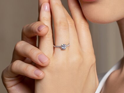 Anello di Fidanzamento Cushion Pavé in 14K oro giallo con diamanti 0,44ct G/SI