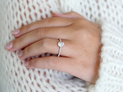 Anello di Fidanzamento Cushion Pavé in 14K oro bianco con diamanti 1,22ct G/SI