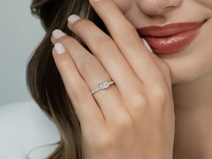 Anello di Fidanzamento Emerald-Cut in 14K oro bianco con diamanti 0,46ct G/VS