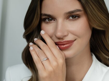 Anello di Fidanzamento Emerald-Cut in 14K oro bianco con diamanti 0,46ct G/VS