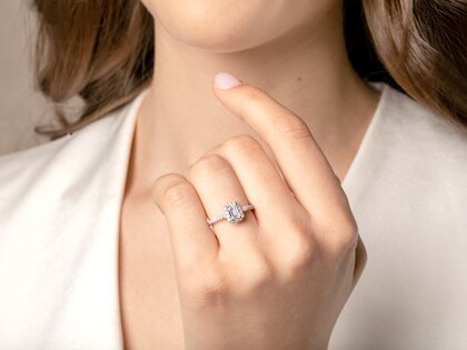 Anello di Fidanzamento Emerald Halo Pavé in 14K oro bianco con diamanti 0,75ct G/VS