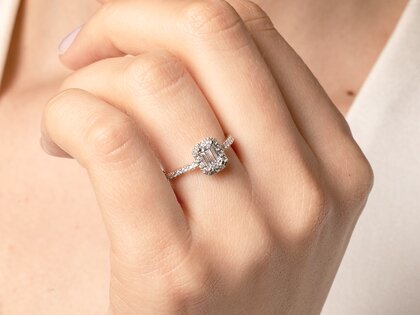 Anello di Fidanzamento Emerald Halo Pavé in 14K oro bianco con diamanti 1,08ct G/VS