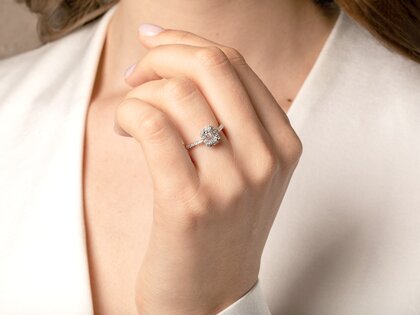 Anello di Fidanzamento Emerald Halo Pavé in 14K oro bianco con diamanti 1,08ct G/VS
