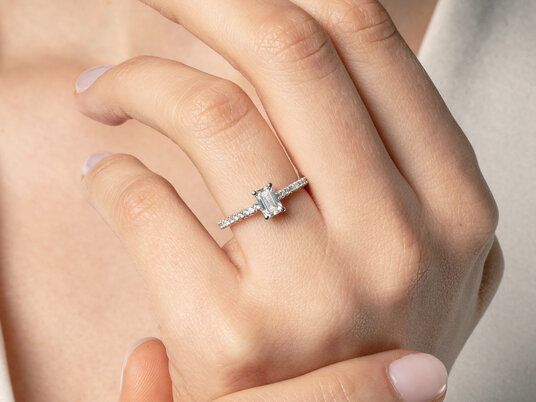 Anello di Fidanzamento Emerald Pavé in platino