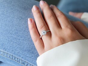 Anello di Fidanzamento Halo Cushion Pavé in 14K oro bianco con diamanti 1,30ct G/SI