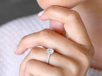 Anello di Fidanzamento Halo Cushion Pavé in 14K oro bianco con diamanti 1,30ct G/SI