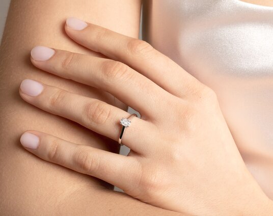 Anello di Fidanzamento Oval Cut in 14K oro bianco con diamante da laboratorio 1,00ct E/VS