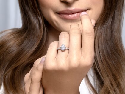 Anello di Fidanzamento Pear Halo Pavé in 9K oro bianco con diamanti 0,58ct G/SI