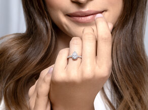 Anello di Fidanzamento Pear Halo Pavé in 9K oro bianco con diamanti 0,58ct G/SI
