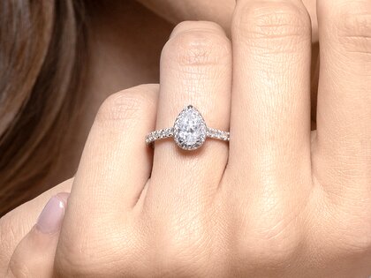 Anello di Fidanzamento Pear Halo Pavé in 9K oro bianco con diamanti 0,58ct G/SI