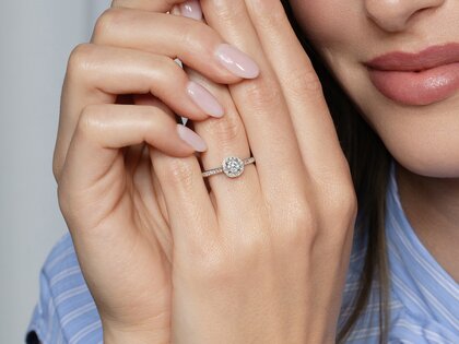 Anello di Fidanzamento Halo Petite in 18K oro bianco con diamanti 0,50ct G/SI