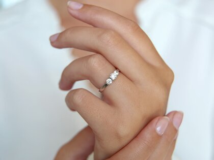 Anello di Fidanzamento 3 Stones in 18K oro bianco con diamanti 1,00ct G/SI