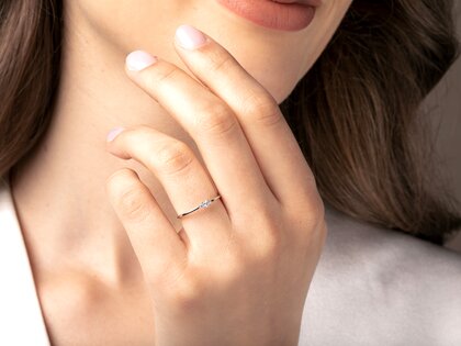 Anello di Fidanzamento Vivid Petite Cushion Cut in 14K oro bianco con diamanti 0,10ct G/SI