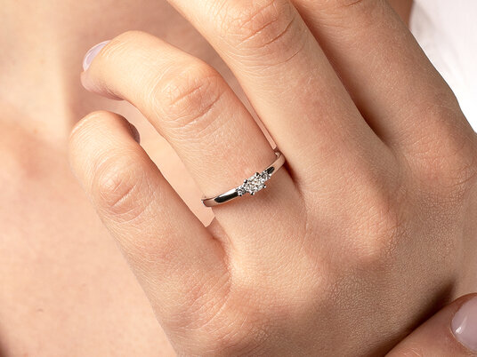 Anello di Fidanzamento Vivid Petite Cushion Cut in platino