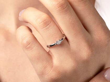 Anello di Fidanzamento Vivid Petite Cushion Cut in platino