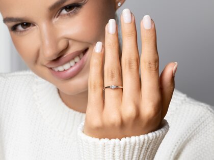 Anello di Fidanzamento Vivid Petite Diamond in oro giallo