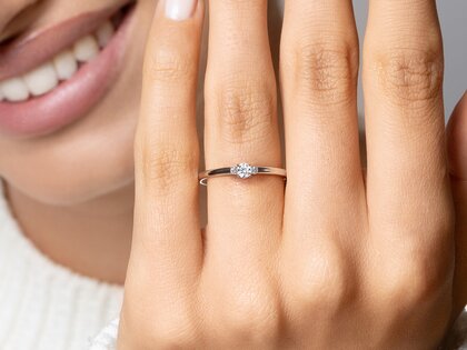 Anello di Fidanzamento Vivid Petite Diamond in oro giallo