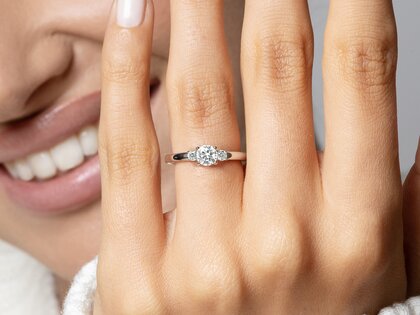 Anello di Fidanzamento Vivid Petite Diamond in 18K oro giallo con diamanti 0,50ct G/SI